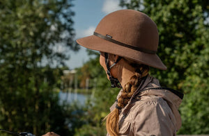 Yakkay Smart Two Black cykelhjelm + Yakkay Fedora Classic Brown Cover